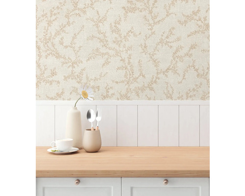 Papier peint à motif floral dans un décor de cuisine