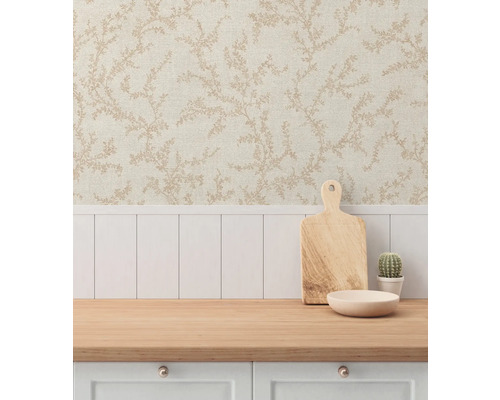 Scène de cuisine avec papier peint à fleurs, planche en bois, bol et cactus