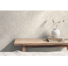 Wandgestaltung mit Tapete, Holzbank, Büchern und Blumenvase
