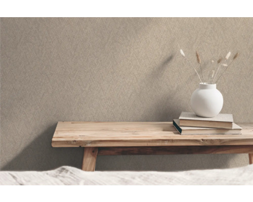 Beige Strukturtapete im Innenraum mit Holztisch, Büchern und Dekoration