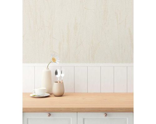 Szene einer Küchentheke mit Geschirr, Vase und Dekoration
