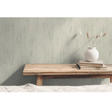 Wohnraum mit gemusterter Tapete, Holzbettbank, Buch und Vase