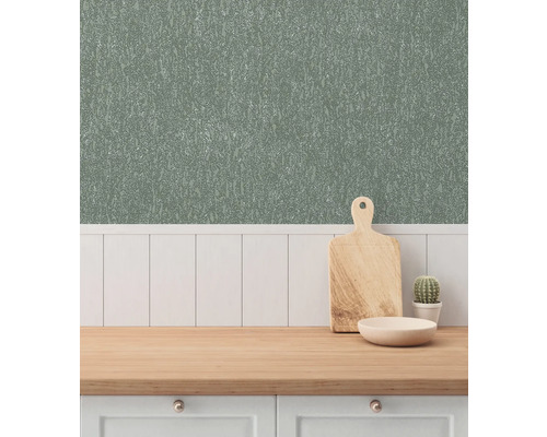 Dekoratives Interieur mit Tapete, Schneidebrett und Pflanze