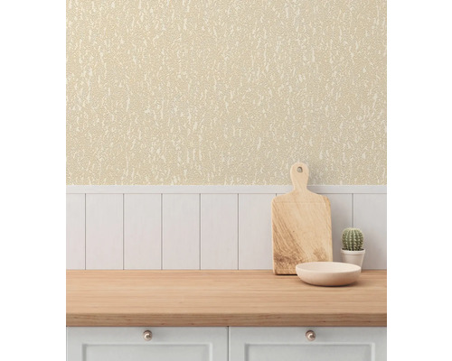 Helle Küche mit Tapete, Arbeitsplatte aus Holz, Schneidebrett, Schale und Kaktus