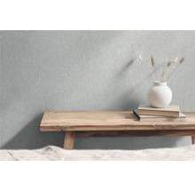 Tapete im Interieur mit Tisch, Büchern und Dekoration