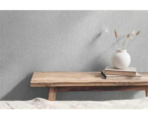 Tapete im Interieur mit Tisch, Büchern und Dekoration