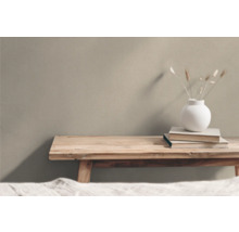 Holzbank mit Vase und Büchern vor einer Wand