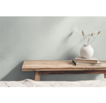 Dekorative Szene mit einer Holzbank, Büchern und einer Vase mit Ziergras