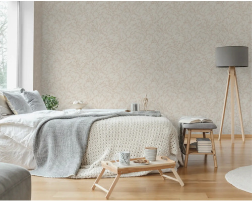 Chambre à coucher lumineuse avec papier peint à motifs, lit, lampadaire et parquet.