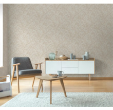Salon avec papier peint à motifs, fauteuil, table basse et buffet