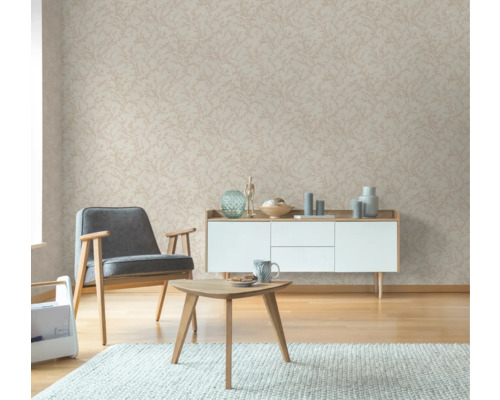 Salon avec papier peint à motifs, fauteuil, table basse et buffet