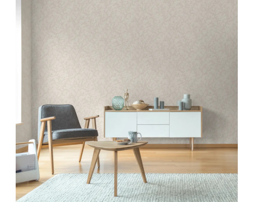 Wohnzimmer mit Sessel, Tisch, Kommode und gemusterter Tapete