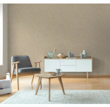 Wohnzimmer mit Sessel, Kommode und Couchtisch auf Teppich