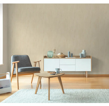 Wohnzimmer mit Sessel, Couchtisch und Sideboard in einem hellen, modernen Design