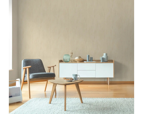 Wohnzimmer mit Sessel, Couchtisch und Sideboard in einem hellen, modernen Design