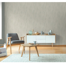 Wohnzimmer mit Sessel, Couchtisch und gemusterter Tapete