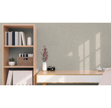 Arbeitszimmer mit Schreibtisch, Regal und dekorativer Tapete