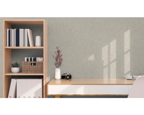 Arbeitszimmer mit Schreibtisch, Regal und dekorativer Tapete
