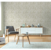 Wohnzimmer mit Sesseln, Couchtisch, Kommode und Tapete mit Blattmuster