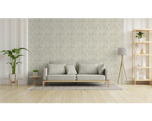 Wohnzimmer mit Sofa, Zimmerpflanzen, Stehlampe und Regal