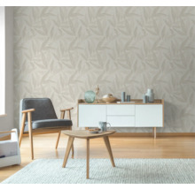 Wohnzimmer mit Blattmuster-Tapete, Sessel und Kommode