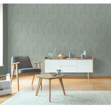 Wohnzimmer mit floral gemusterter Tapete, Sessel, Sideboard und Couchtisch