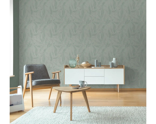 Wohnzimmer mit floral gemusterter Tapete, Sessel, Sideboard und Couchtisch