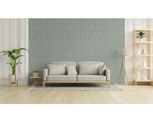 Wohnzimmer mit Sofa, Zimmerpflanzen, Stehlampe und Regal