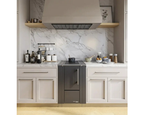 Scène de cuisine avec cuisinière, hotte, armoires de cuisine et plan de travail