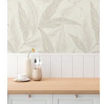 Wandgestaltung mit floralem Muster, kombiniert mit einer Holztheke und Dekorationsgegenständen wie Geschirr und einer Blume in einer Vase.