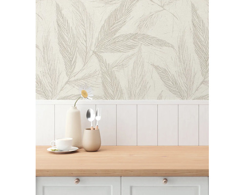 Wandgestaltung mit floralem Muster, kombiniert mit einer Holztheke und Dekorationsgegenständen wie Geschirr und einer Blume in einer Vase.