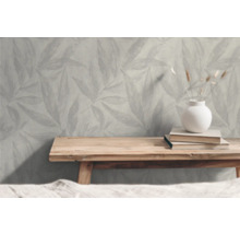 Szene mit gemusterter Tapete, Holztisch, Büchern und Vase
