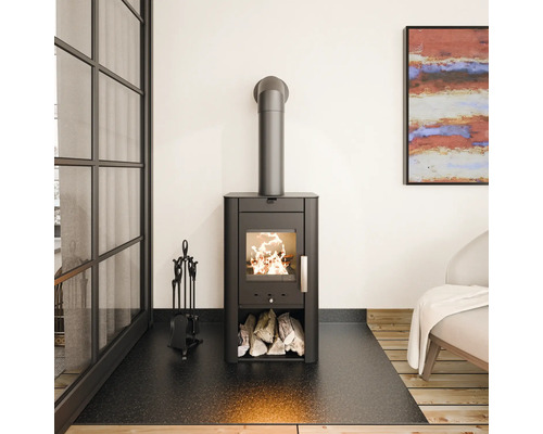 Salon moderne avec poêle à bois noir, bûches et serviteur de cheminée