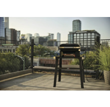 Barbecue électrique Weber Lumin sur un balcon avec vue sur la ville