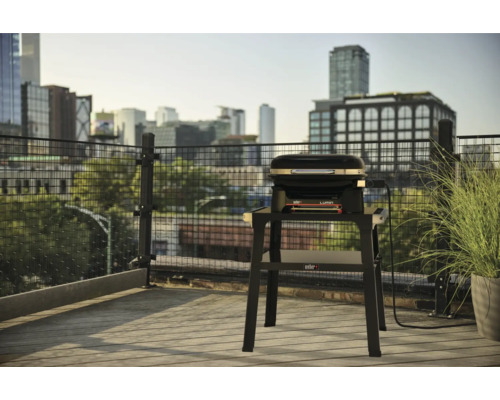 Barbecue électrique Weber Lumin sur un balcon avec vue sur la ville