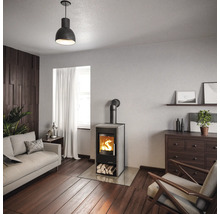 Salon avec poêle à bois, canapé, fauteuil, commode et décoration pour une ambiance chaleureuse