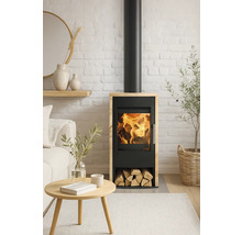 Poêle à bois avec bûches dans un salon avec mur de briques