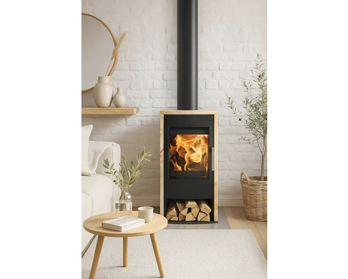 Poêle à bois avec bûches dans un salon avec mur de briques