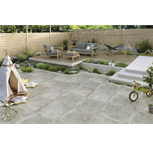 Terrasse avec mobilier, aire de jeux pour enfants et pavés carrés