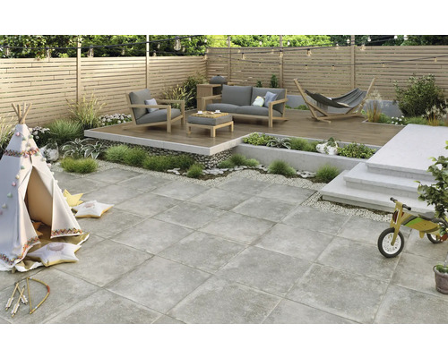 Terrasse avec mobilier, aire de jeux pour enfants et pavés carrés