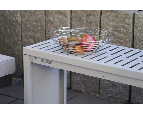 Corbeille de fruits sur une table Geiger