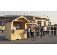 Cabane en bois servant de billetterie pour un stade de football avec une file d'attente.