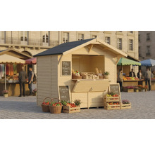 Stand de vente en bois sur une place de marché avec des produits de boulangerie et des légumes