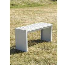 Gartenbank aus Metall mit gerippter Sitzfläche im Freien