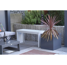 Gartenszene mit Sitzbank, Tisch, Pflanze und Dekoration für den Aussenbereich