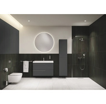 Modernes Badezimmer mit Toilette, Waschtisch, Spiegel und Dusche
