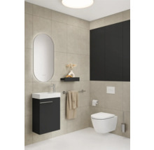 Modernes Badezimmer mit Waschtisch, Spiegel, Toilette und Fliesen