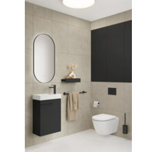 Salle de bains avec lavabo, miroir, toilettes et porte-serviettes