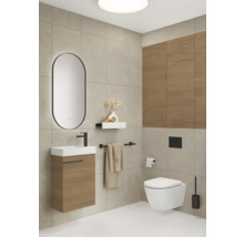 Salle de bain lumineuse avec meuble-lavabo, miroir, toilettes et porte-serviettes