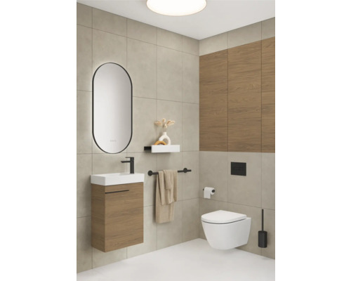 Salle de bain lumineuse avec meuble-lavabo, miroir, toilettes et porte-serviettes